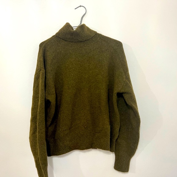 H & M turtleneck sweater. Loose fit. - Picture 1 of 3